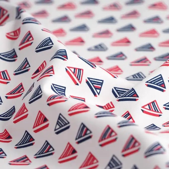 Popeline di cotone bianco con barche