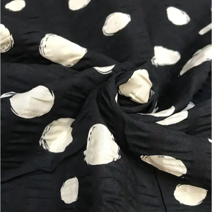 Tessuto seersucker cotone pois beige nero