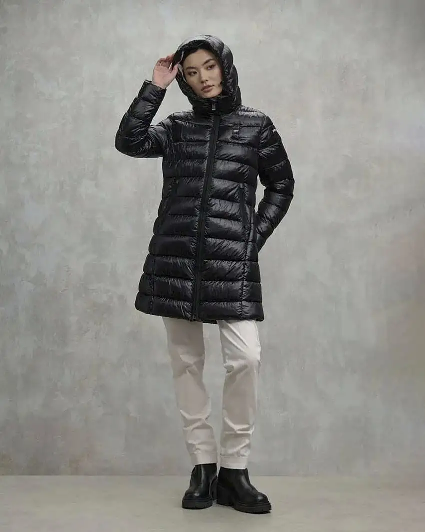 Piumino nero midi modello Adelaide in nylon dalla texture semilucida con imbottitura ecologica e cappuccio fisso