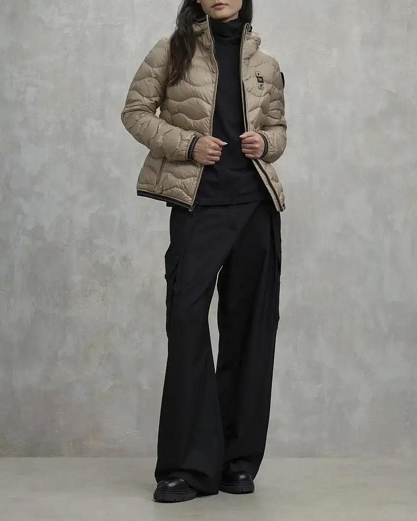 Piumino corto beige Blauer modello Camelia con cappuccio fisso e imbottitura a onde in vera piuma con patch logo in strass