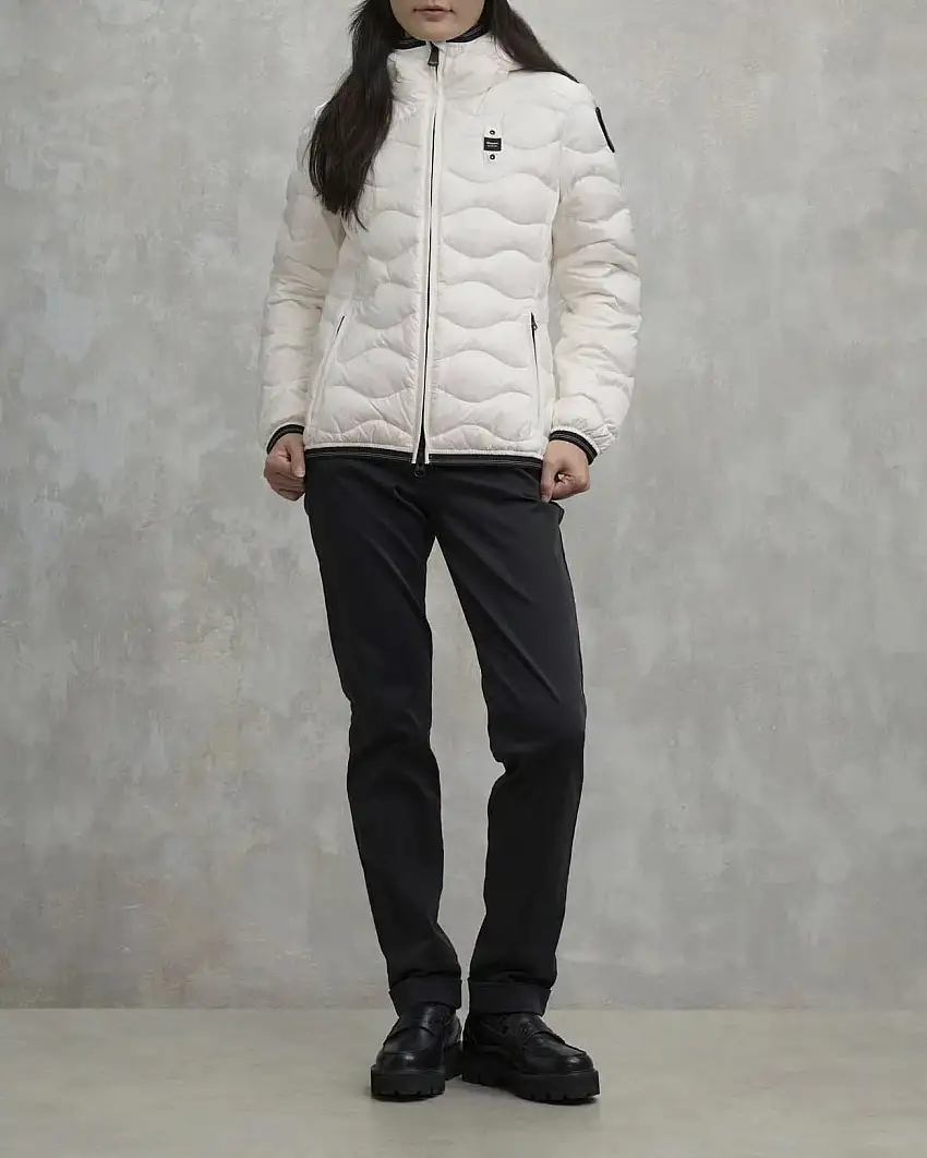 Piumino corto bianco Blauer modello Camelia con cappuccio fisso e imbottitura a onde in vera piuma con patch logo in strass
