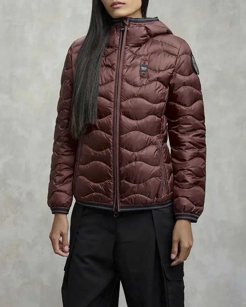 Piumino corto bordeaux Blauer modello Camelia con cappuccio fisso e imbottitura a onde in vera piuma con patch logo in strass