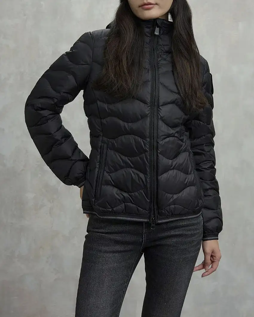 Piumino corto nero Blauer modello Camelia con cappuccio fisso e imbottitura a onde in vera piuma con patch logo in strass