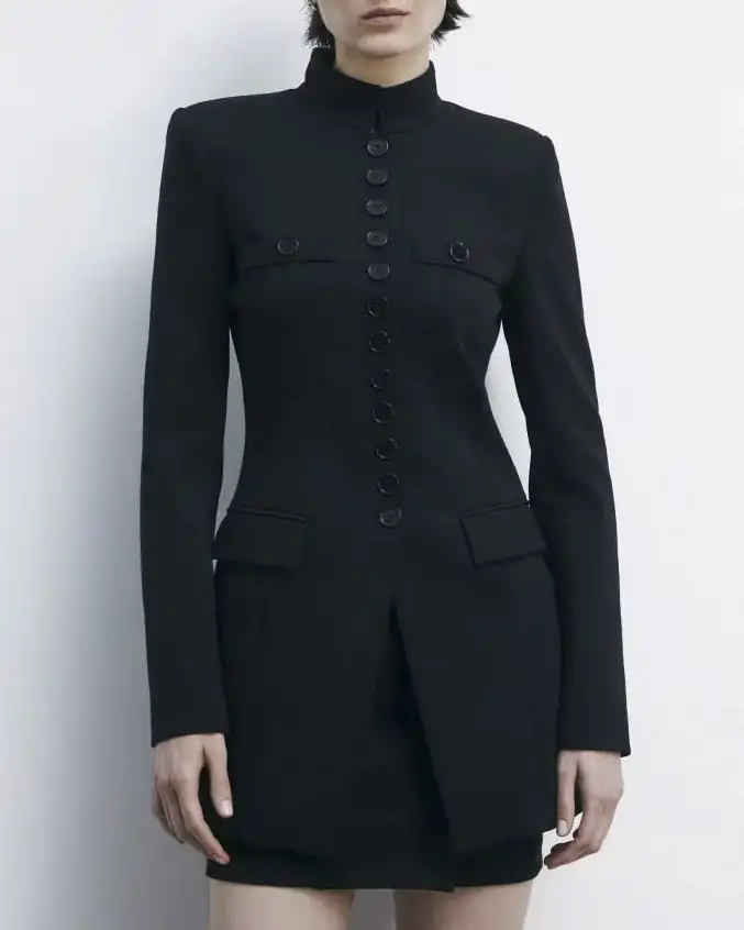 Blazer nero Patrizia Pepe ispirazione officer con collo alto e chiusura a bottoni tono su tono