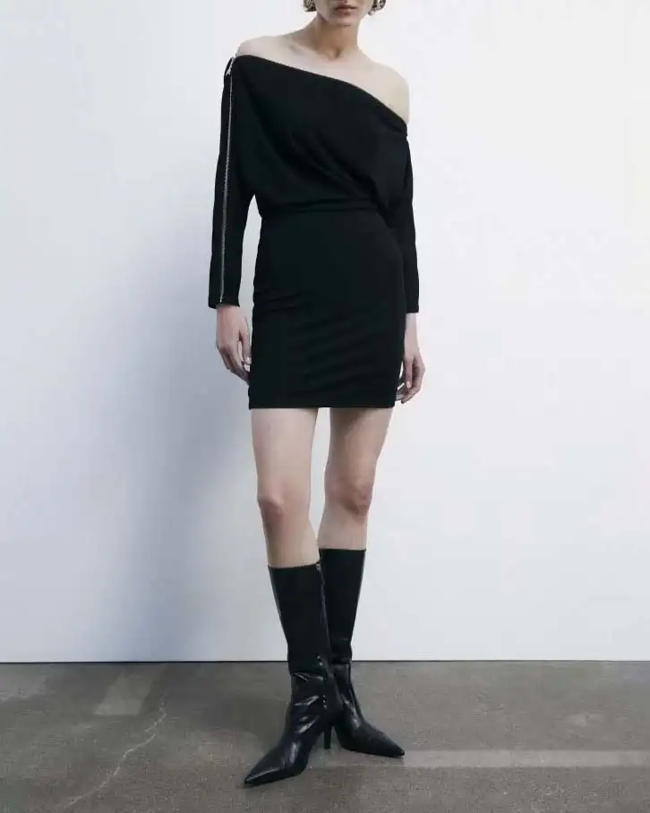 Mini abito nero Patrizia Pepe in jersey di viscosa stretch con maniche lunghe e dettaglio a cerniera sulle spalle