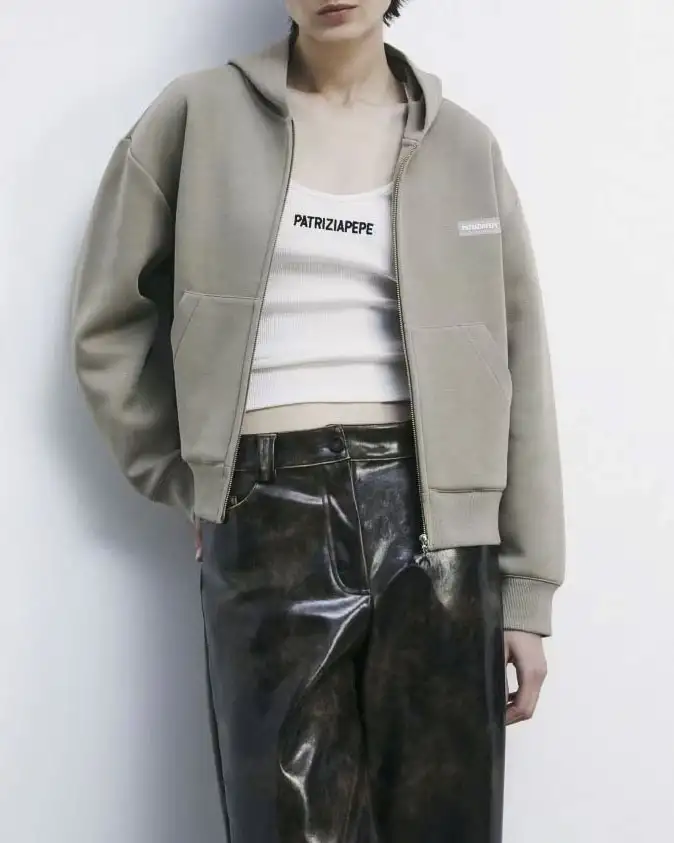 Felpa beige Patrizia Pepe in tessuto scuba in misto cotone con cappuccio e patch logo sul petto