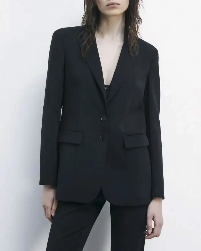 Blazer nero over Patrizia Pepe in crêpe stretch dal taglio sartoriale con scollo a rever