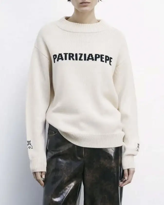 Maglione color avorio Patrizia Pepe in misto lana con scritta logo jacquard nera sul davanti