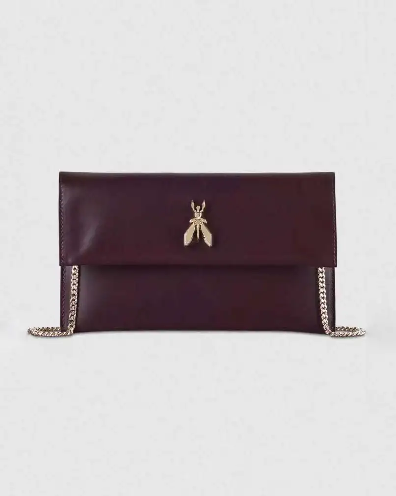 Pochette in pelle bordeaux Patrizia Pepe con tracolla a catena removibile e logo Fly dorata