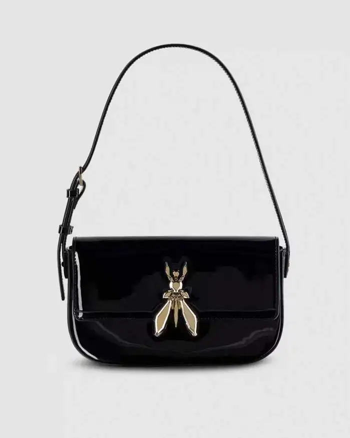 Borsa nera in pelle effetto vernice linea ESSENTIAL Patrizia Pepe con logo Fly 3D sulla patta