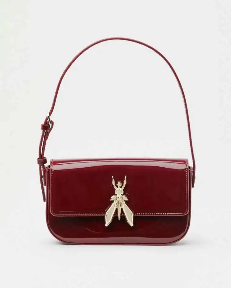 Borsa rossa in pelle effetto vernice linea ESSENTIAL Patrizia Pepe con logo Fly 3D sulla patta