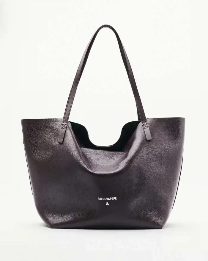 Shopping bag bordeaux linea Never Complete Patrizia Pepe in pelle con scritta logo e punti di cucitura a contrasto