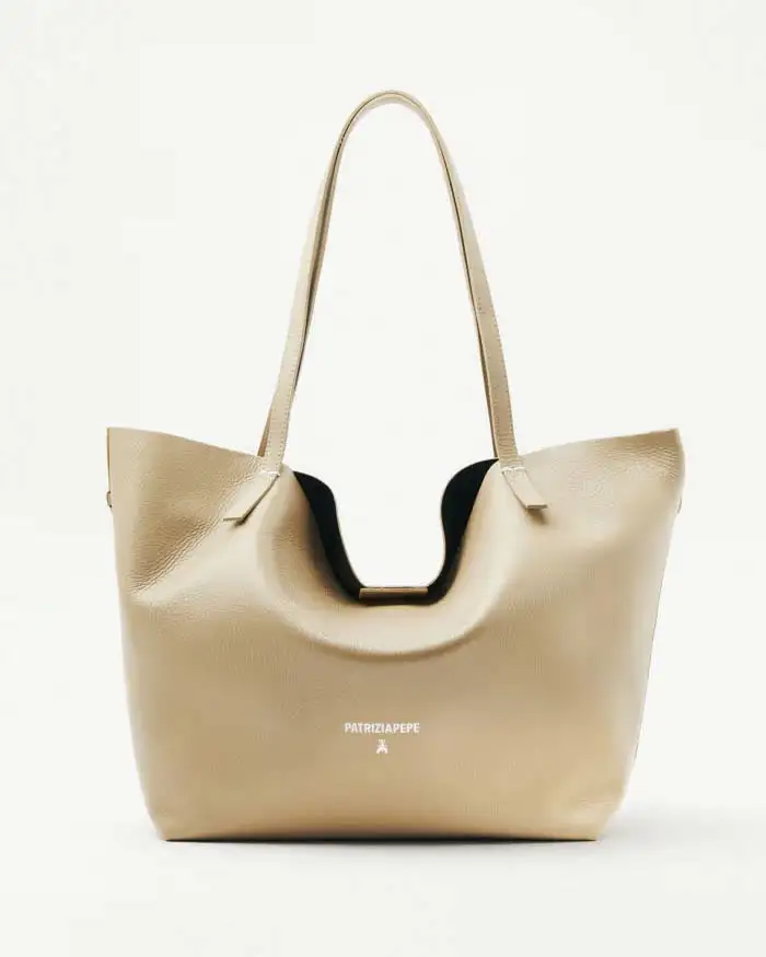 Shopping bag beige linea Never Complete Patrizia Pepe in pelle con scritta logo e punti di cucitura a contrasto
